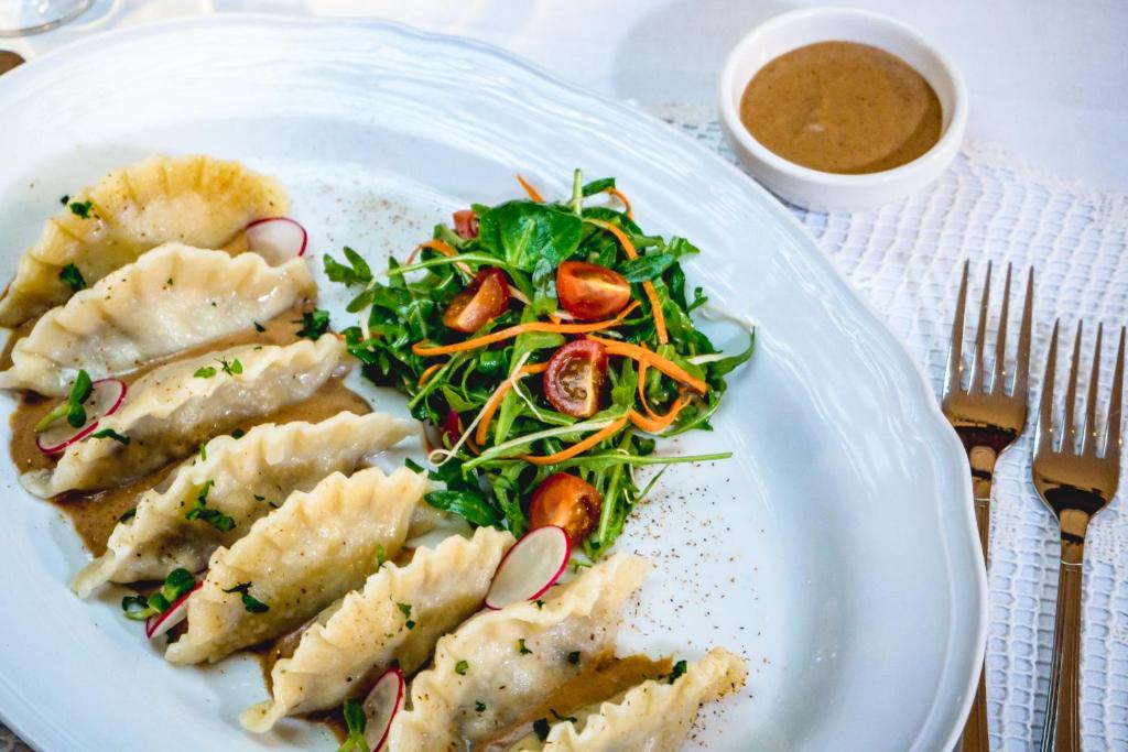 Gdzie zjeść w Tykocinie? 5 sprawdzonych miejsc z lokalną&nbsp;kuchnią